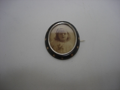 Antiek geemailleerde foto broche