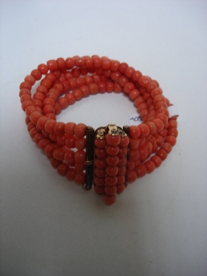 Antiek bloedkoralen armband vijf rijen met gouden slot