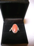 Oude zilveren ring met bloedkoraal